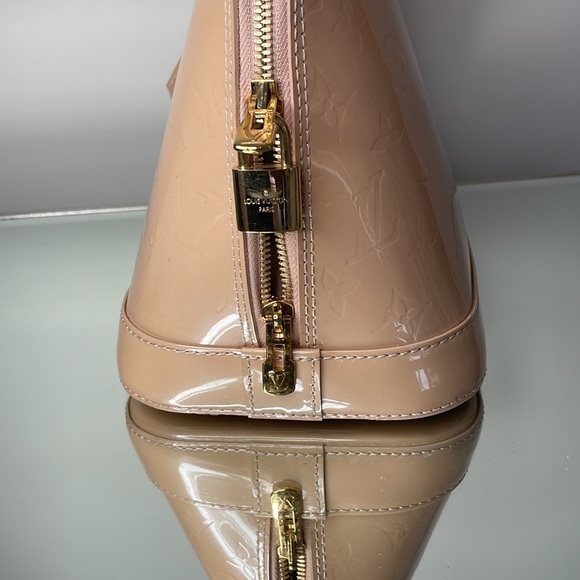 💯 % Authentic Louis Vuitton Alma vernis PM in cream👜👜 - Picture 5 of 13